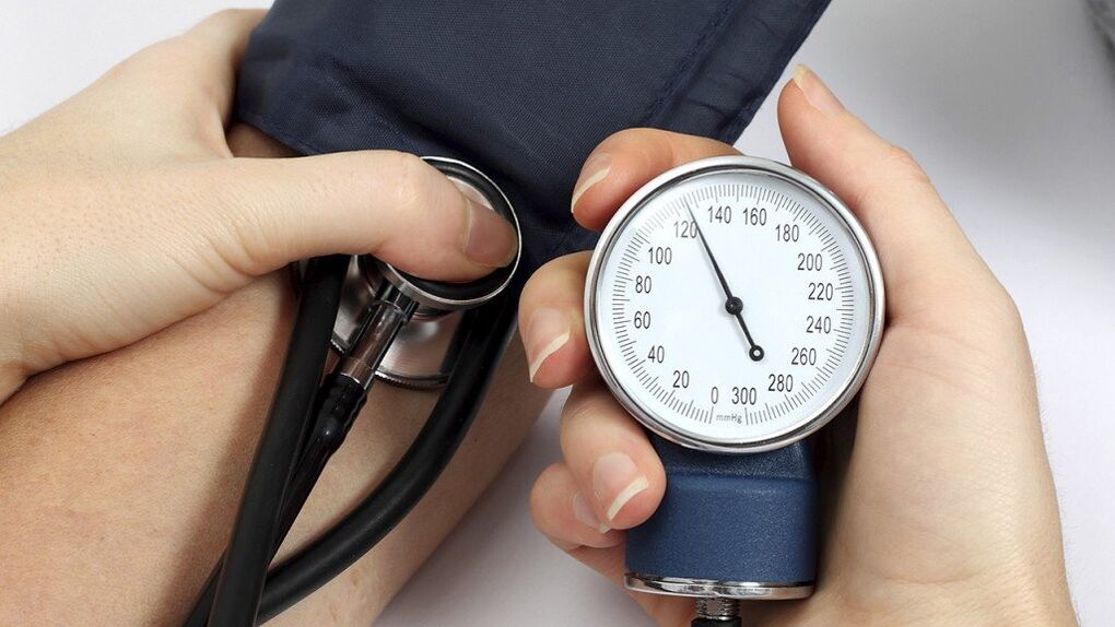 Misurazione della pressione sanguigna per la pressione alta